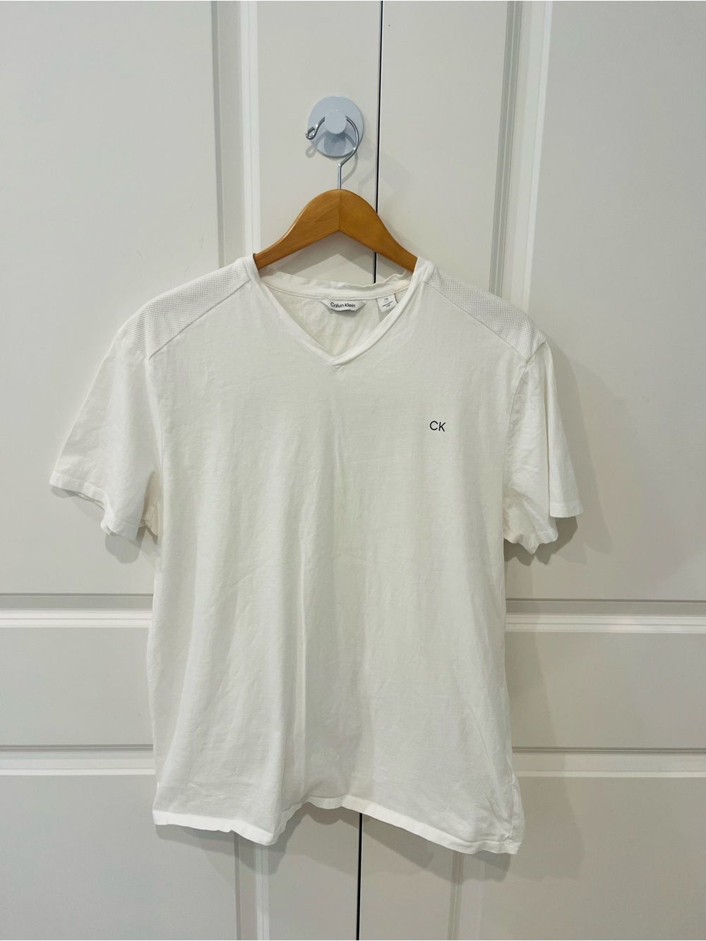 Calvin Klein men’s medium White V-Neck Short Sleeve Tee with logo & mesh